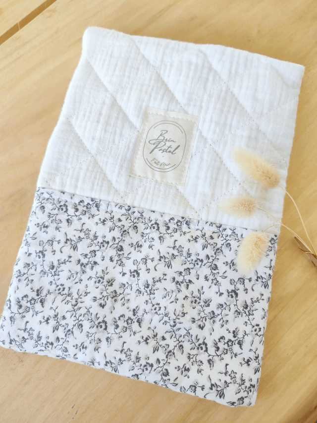 Protège carnet de santé "fleurs grises"