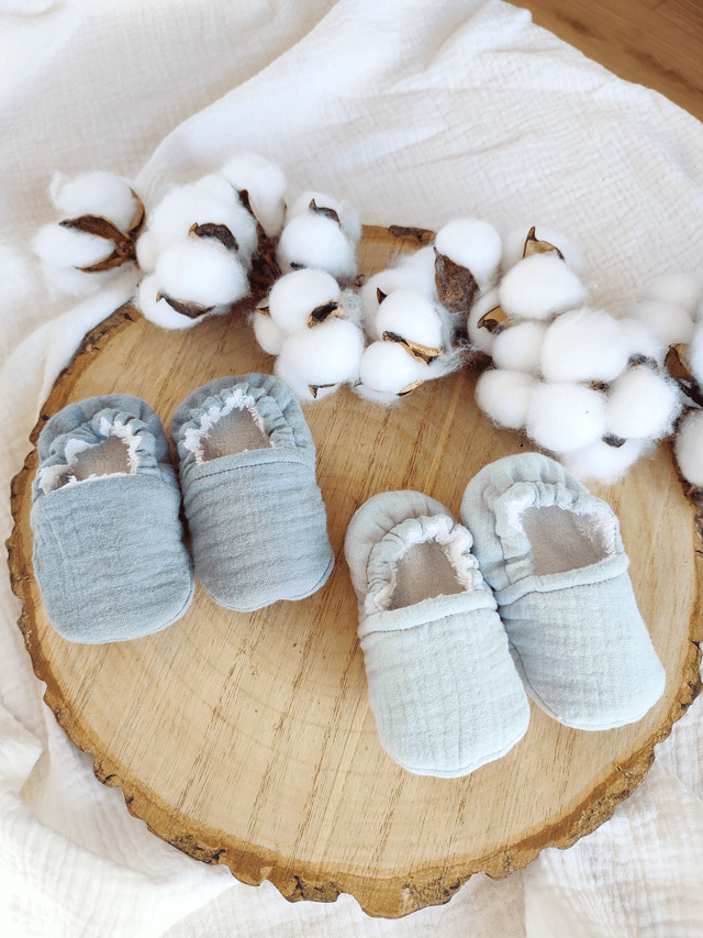 Chaussons de naissance tissu uni