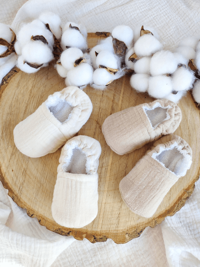 Chaussons de naissance tissu uni